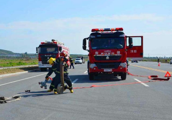 高速上道路救援费用谁出，高速路道路救援收费标准